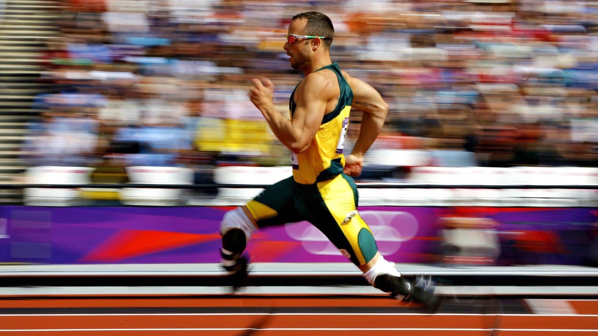 亚博体育-F1赛车赛场焦点！阿根廷队对阵美国队，意外判罚引发热议，比赛氛围紧张